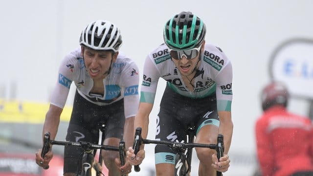 Emanuel Buchmann (r) vom Team Bora-Hansgrohe fährt vor dem Kolumbianer Egan Bernal.