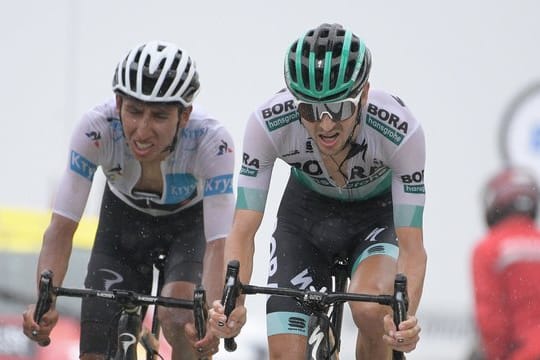 Emanuel Buchmann (r) vom Team Bora-Hansgrohe fährt vor dem Kolumbianer Egan Bernal.