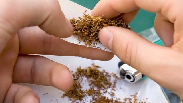 Die WHO bemängelt in Deutschland, dass es zu wenig strikte Vorgaben für rauchfreie öffentliche Räume gebe. Die WHO bemängelt in Deutschland, dass es zu wenig strikte Vorgaben für rauchfreie öffentliche Räume gebe.