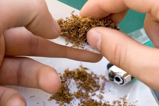 Die WHO bemängelt in Deutschland, dass es zu wenig strikte Vorgaben für rauchfreie öffentliche Räume gebe.