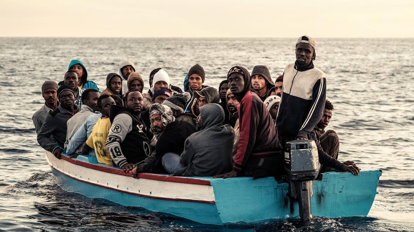 Flüchtlingsboot im Mittelmeer (Symbolfoto): Die Internationale Organisation für Migration (IOM) befürchtete den Tod von mehr als 110 Migranten.