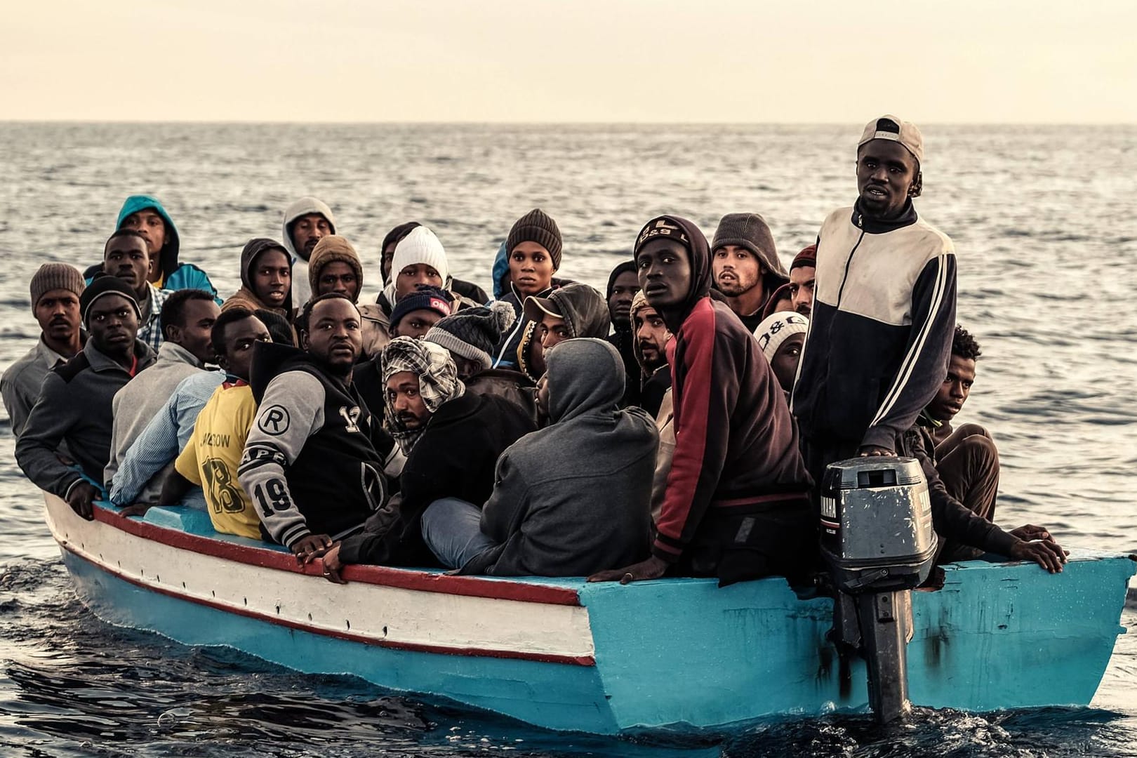 Flüchtlingsboot im Mittelmeer (Symbolfoto): Die Internationale Organisation für Migration (IOM) befürchtete den Tod von mehr als 110 Migranten.