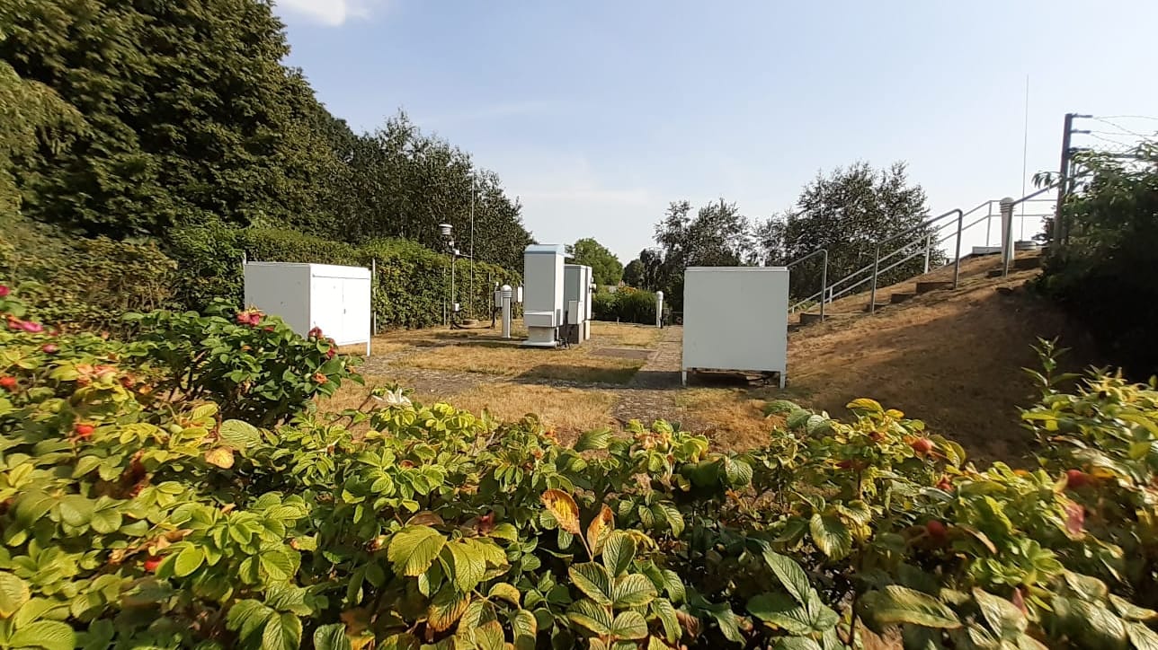 Die Messgeräte der Wetterstation Lingen: Hier wurde der Rekordwert gemessen. Die Regeln sehen vor, dass Hindernisse wie Bauwerke oder Bäume mindestens das 10-fache ihrer Höhe von der Grenze des Messfelds entfernt sein müssen.