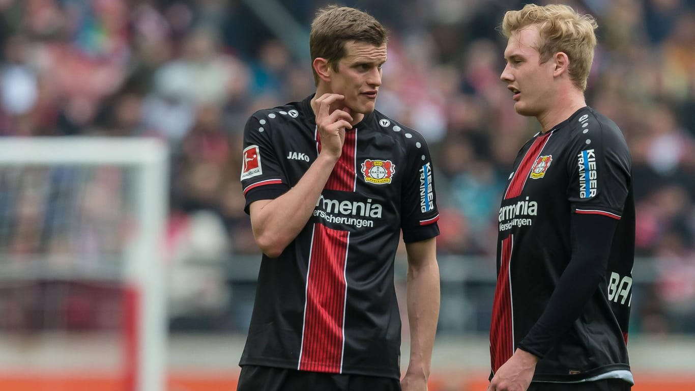 Sven Benders (l.) Leverkusener müssen in der neuen Spielzeit auf die Dienste von Julian Brandt verzichten. Der Offensivspieler wechselte nach Dortmund.