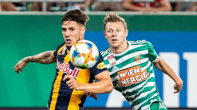 Salzburgs Patrick Farkas und Wiens Maximilian Ullmann kämpfen um den Ball. Salzburgs Patrick Farkas und Wiens Maximilian Ullmann kämpfen um den Ball.