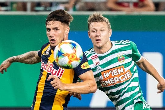 Salzburgs Patrick Farkas und Wiens Maximilian Ullmann kämpfen um den Ball.