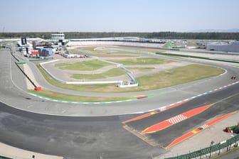 Formel-1-Wagen fahren auf dem Hockenheimring.