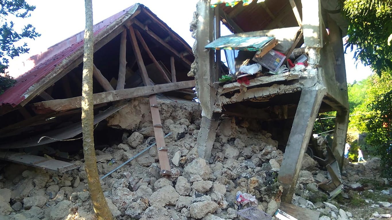 Ein Haus liegt in Trümmern: Bei einem Erdbeben der Stärke 5,4 sind im Norden der Philippinen mehrere Menschen ums Leben gekommen.