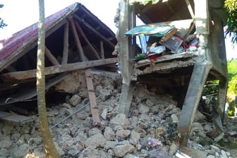 Ein Haus liegt in Trümmern: Bei einem Erdbeben der Stärke 5,4 sind im Norden der Philippinen mehrere Menschen ums Leben gekommen.