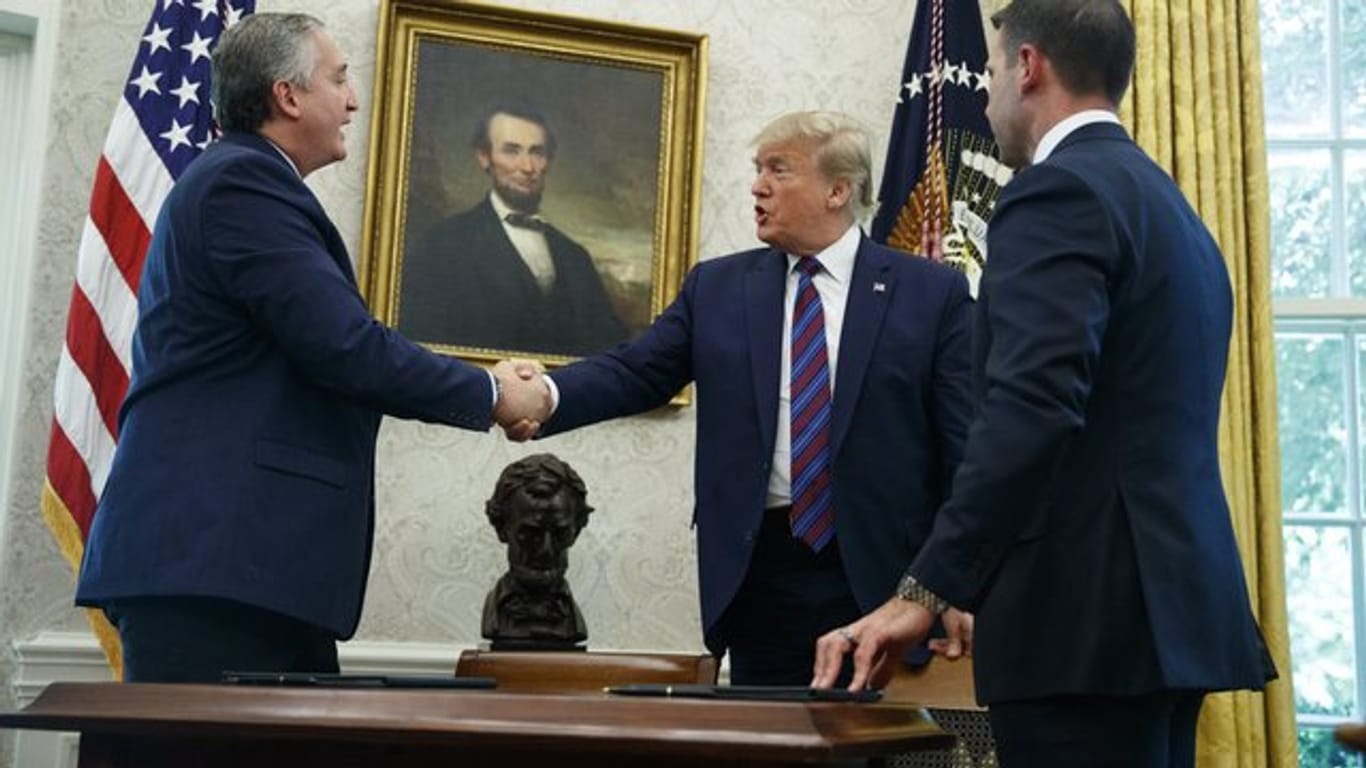 US-Präsident Donald Trump schüttelt die Hand von Enrique Degenhart, Innenminister von Guatemala.