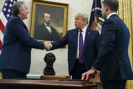US-Präsident Donald Trump schüttelt die Hand von Enrique Degenhart, Innenminister von Guatemala.