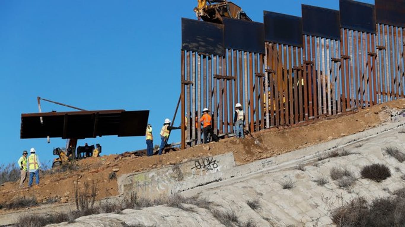 Die Regierung von US-Präsident Donald Trump darf nach einer Entscheidung des Obersten Gerichtshof für den Bau einer Mauer an der Grenze zu Mexiko auf Geld aus dem Verteidigungsministerium zurückgreifen.