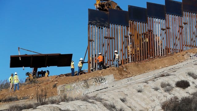Die Regierung von US-Präsident Donald Trump darf nach einer Entscheidung des Obersten Gerichtshof für den Bau einer Mauer an der Grenze zu Mexiko auf Geld aus dem Verteidigungsministerium zurückgreifen. Die Regierung von US-Präsident Donald Trump darf nach einer Entscheidung des Obersten Gerichtshof für den Bau einer Mauer an der Grenze zu Mexiko auf Geld aus dem Verteidigungsministerium zurückgreifen.