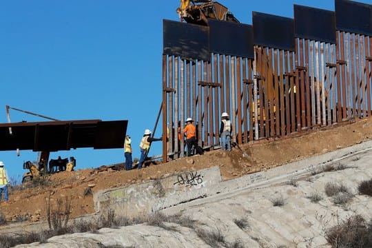 Die Regierung von US-Präsident Donald Trump darf nach einer Entscheidung des Obersten Gerichtshof für den Bau einer Mauer an der Grenze zu Mexiko auf Geld aus dem Verteidigungsministerium zurückgreifen.