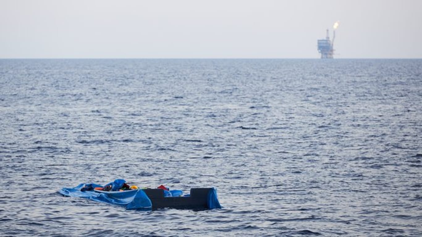 Die Hülle eines Schlauchbootes treibt im Mittelmeer.