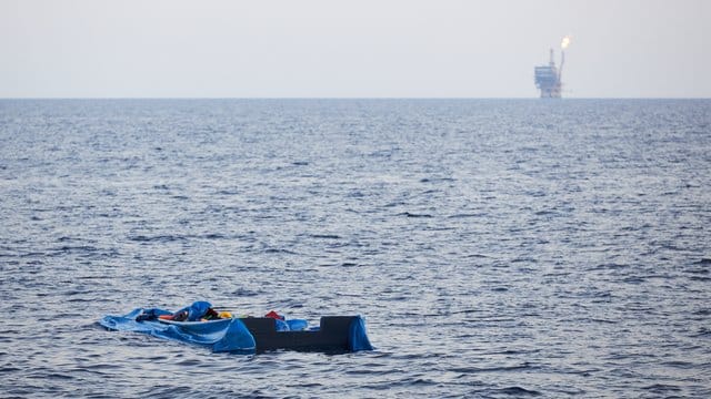 Die Hülle eines Schlauchbootes treibt im Mittelmeer. Die Hülle eines Schlauchbootes treibt im Mittelmeer.