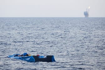 Die Hülle eines Schlauchbootes treibt im Mittelmeer.