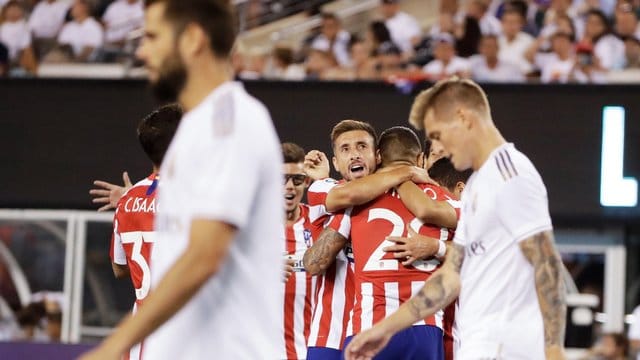 Toni Kroos (r) musste mit Real eine herbe Pleite gegen Stadtrivale Atlético Madrid hinnehmen. Toni Kroos (r) musste mit Real eine herbe Pleite gegen Stadtrivale Atlético Madrid hinnehmen.