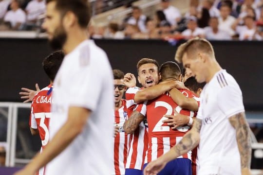 Toni Kroos (r) musste mit Real eine herbe Pleite gegen Stadtrivale Atlético Madrid hinnehmen.