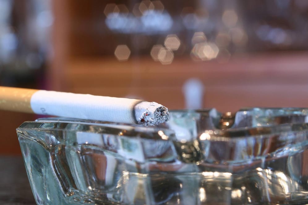 Aschenbecher mit Zigarette: Immer mehr Raucher steigen von Zigaretten auf sogenannte E-Zigaretten um.