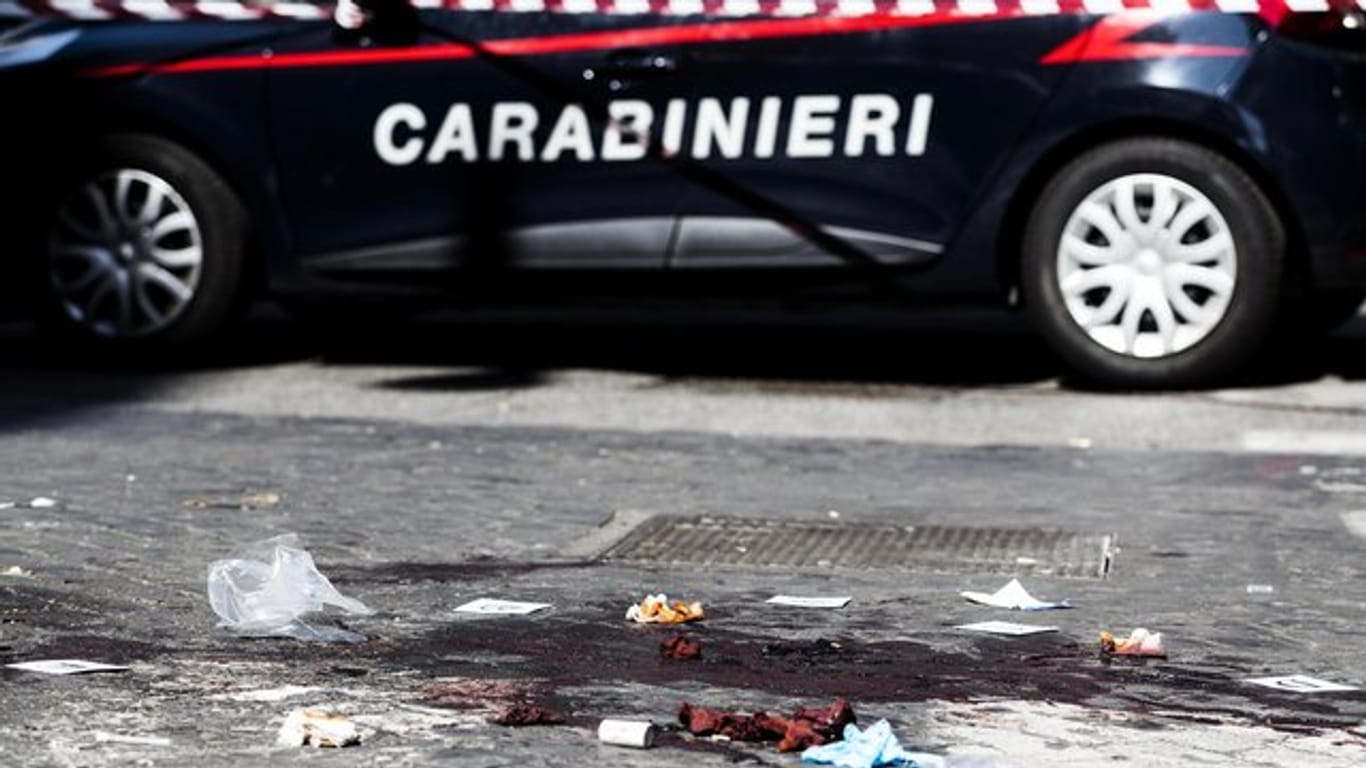 Ein Auto der Carabinieri steht in der Nähe eines Tatorts in Rom.