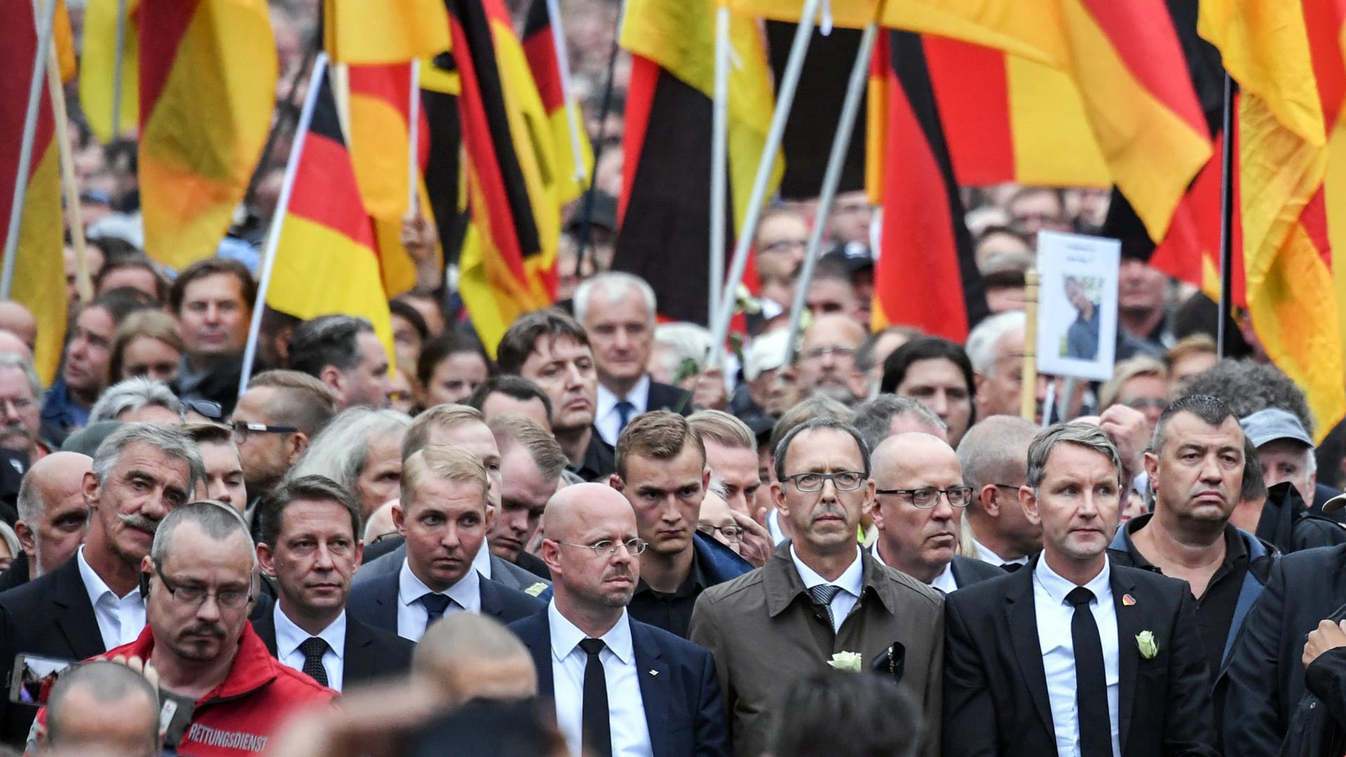 Die Demonstration von AfD und Pegida im letzten Jahr in Chemnitz, darunter Björn Höcke, Uwe Junge und Andreas Kalbitz: In weiten Teilen des Ostens hat sich der "Flügel" durchgesetzt. (Archivbild)