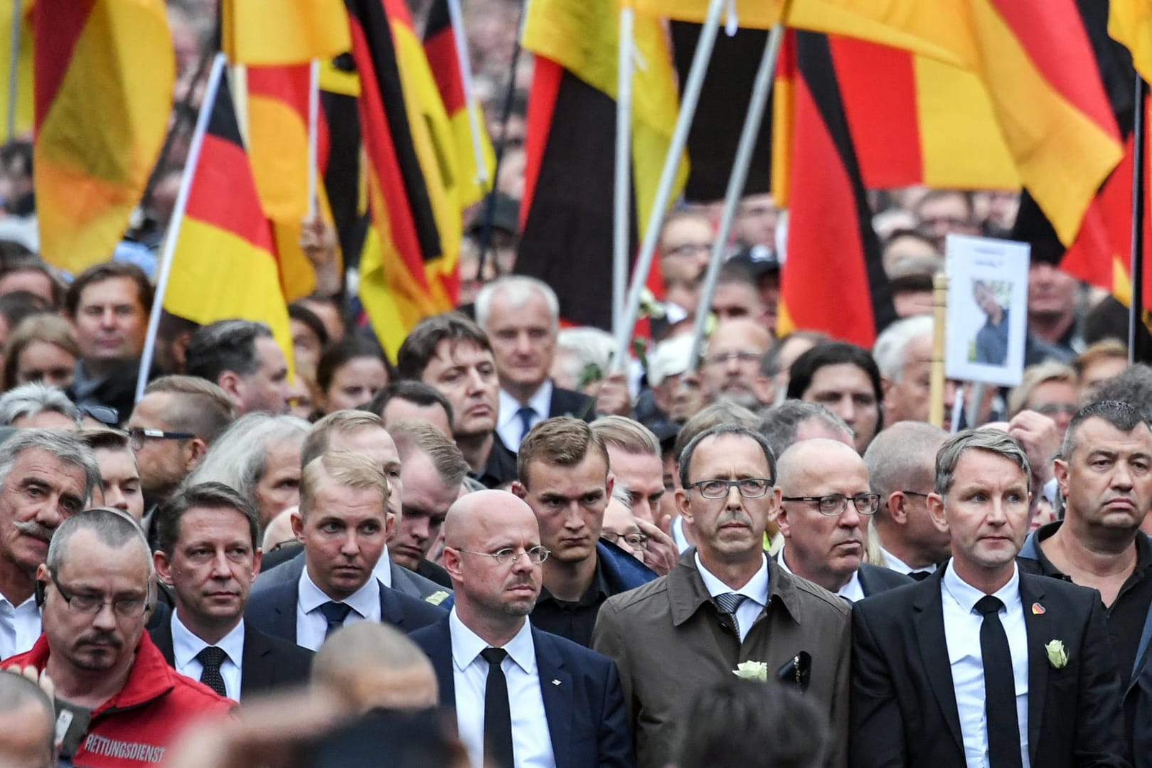 Die Demonstration von AfD und Pegida im letzten Jahr in Chemnitz, darunter Björn Höcke, Uwe Junge und Andreas Kalbitz: In weiten Teilen des Ostens hat sich der "Flügel" durchgesetzt. (Archivbild)