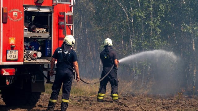 Feuerwehrmänner löschen auf dem früheren Truppenübungsplatz bei Jüterbog.