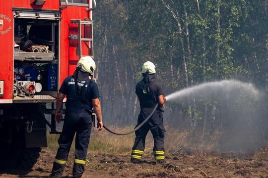 Feuerwehrmänner löschen auf dem früheren Truppenübungsplatz bei Jüterbog.