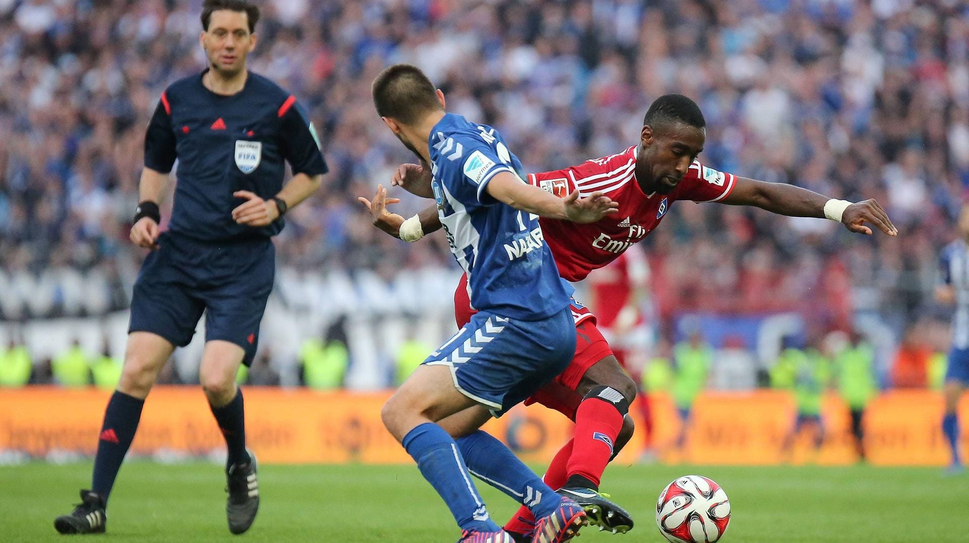 Manuel Gräfe (li.) pfiff im Mai 2015 das Relegationsrückspiel zwischen Karlsruhe und Hamburg.