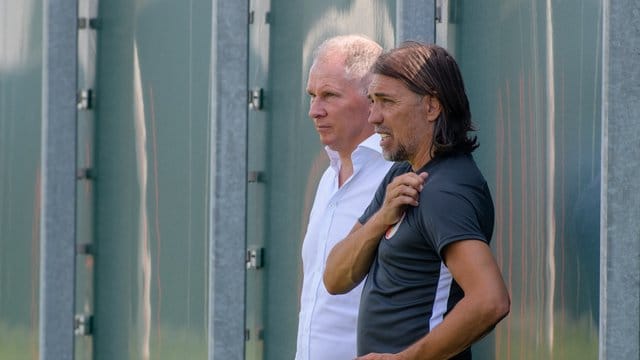 Haben drei wechselwillige Profis in ihren Reihen: FCA-Manager Stefan Reuter (l) und Trainer Martin Schmidt. Haben drei wechselwillige Profis in ihren Reihen: FCA-Manager Stefan Reuter (l) und Trainer Martin Schmidt.