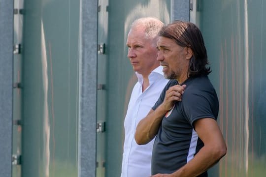 Haben drei wechselwillige Profis in ihren Reihen: FCA-Manager Stefan Reuter (l) und Trainer Martin Schmidt.