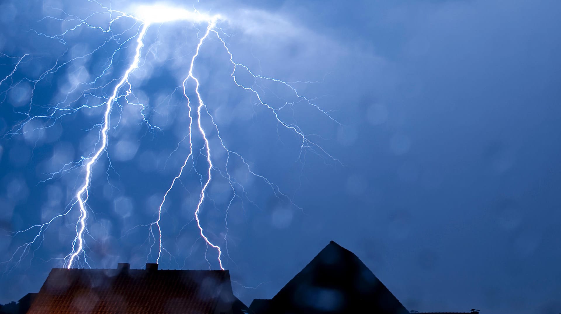 Ein Blitz schlägt in ein Haus in Nordrhein-Westfalen ein (Symbolbild): In Rheinland-Pfalz hat ein Gewitter große Schäden angerichtet.