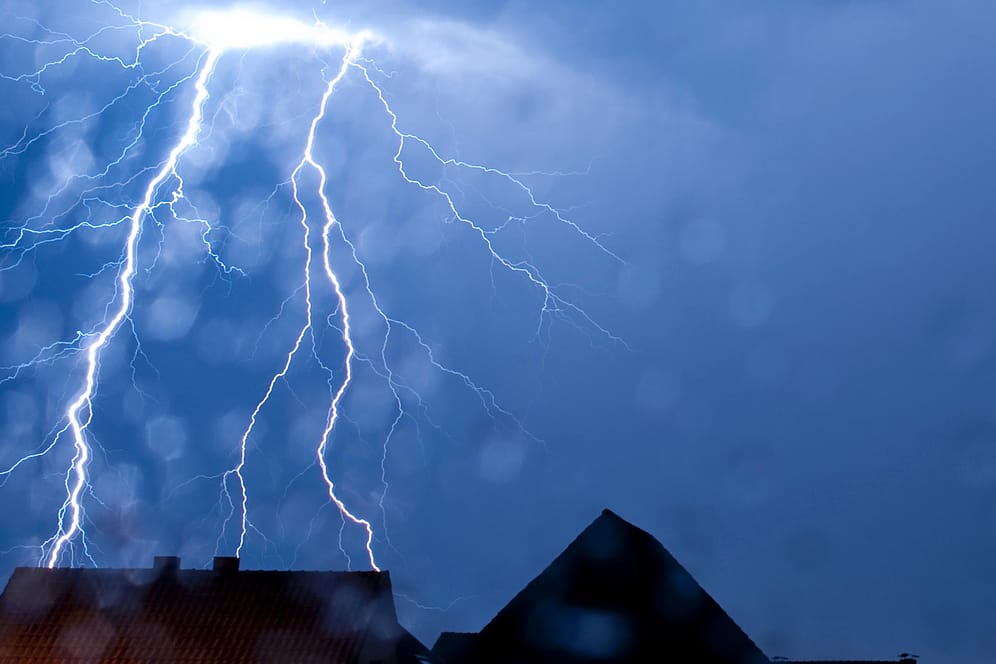 Ein Blitz schlägt in ein Haus in Nordrhein-Westfalen ein (Symbolbild): In Rheinland-Pfalz hat ein Gewitter große Schäden angerichtet.