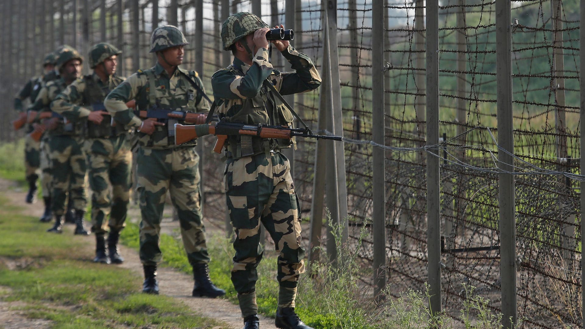 Soldaten an der Grenze zu Pakistan in Kaschmir: In der Region kommt es immer wieder zu Gewalt zwischen Sicherheitskräften und muslimischen Separatisten. (Archivbild)