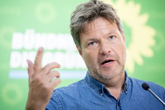 Grünen-Chef Robert Habeck fordert intensivere Ermittlungen gegen Rechtsextreme.