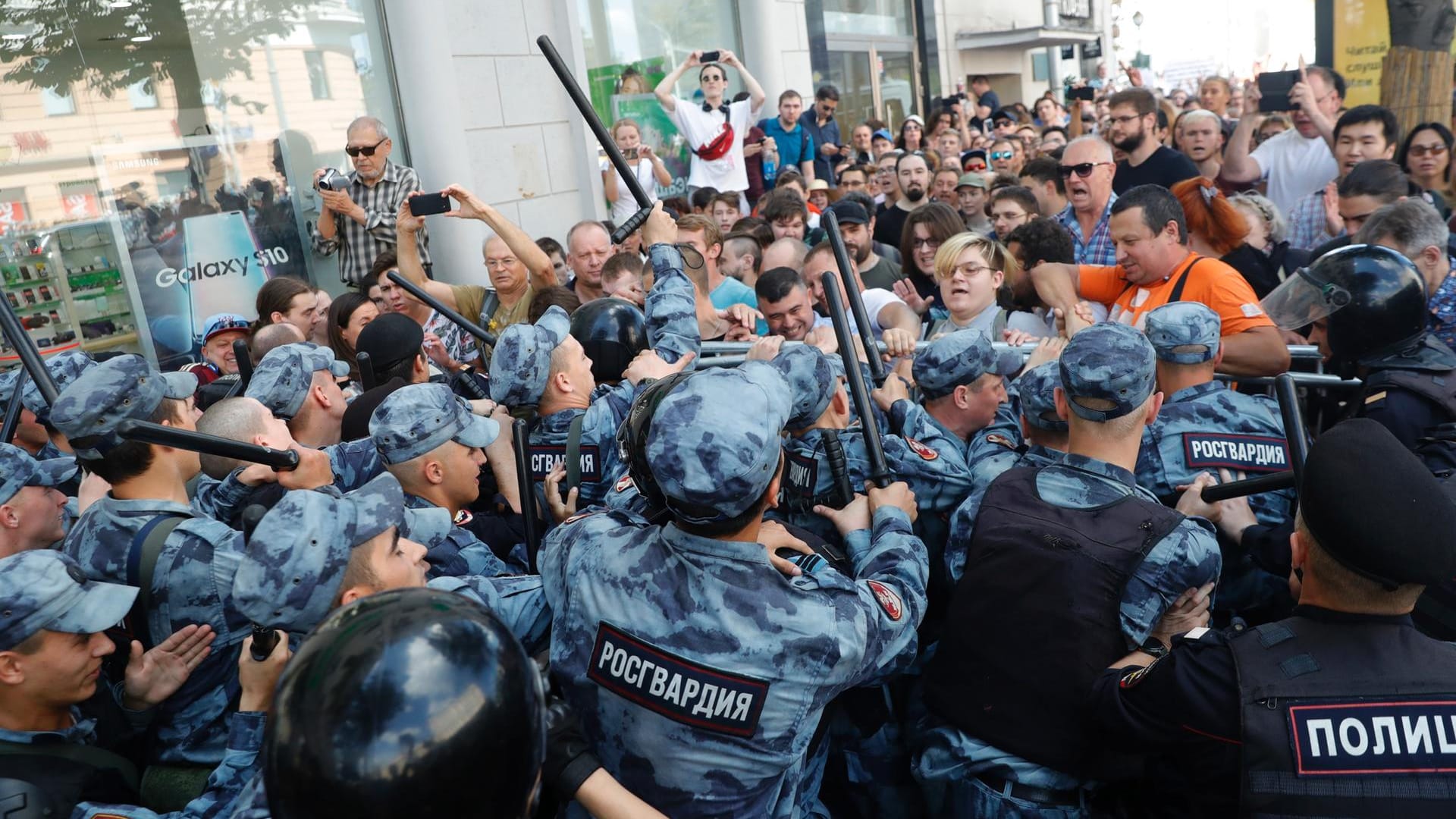 Demonstranten geraten mit der Polizei aneinander: Noch ist unklar, wie viele Demonstranten die Polizei festnahm – die Angaben gehen auseinander.