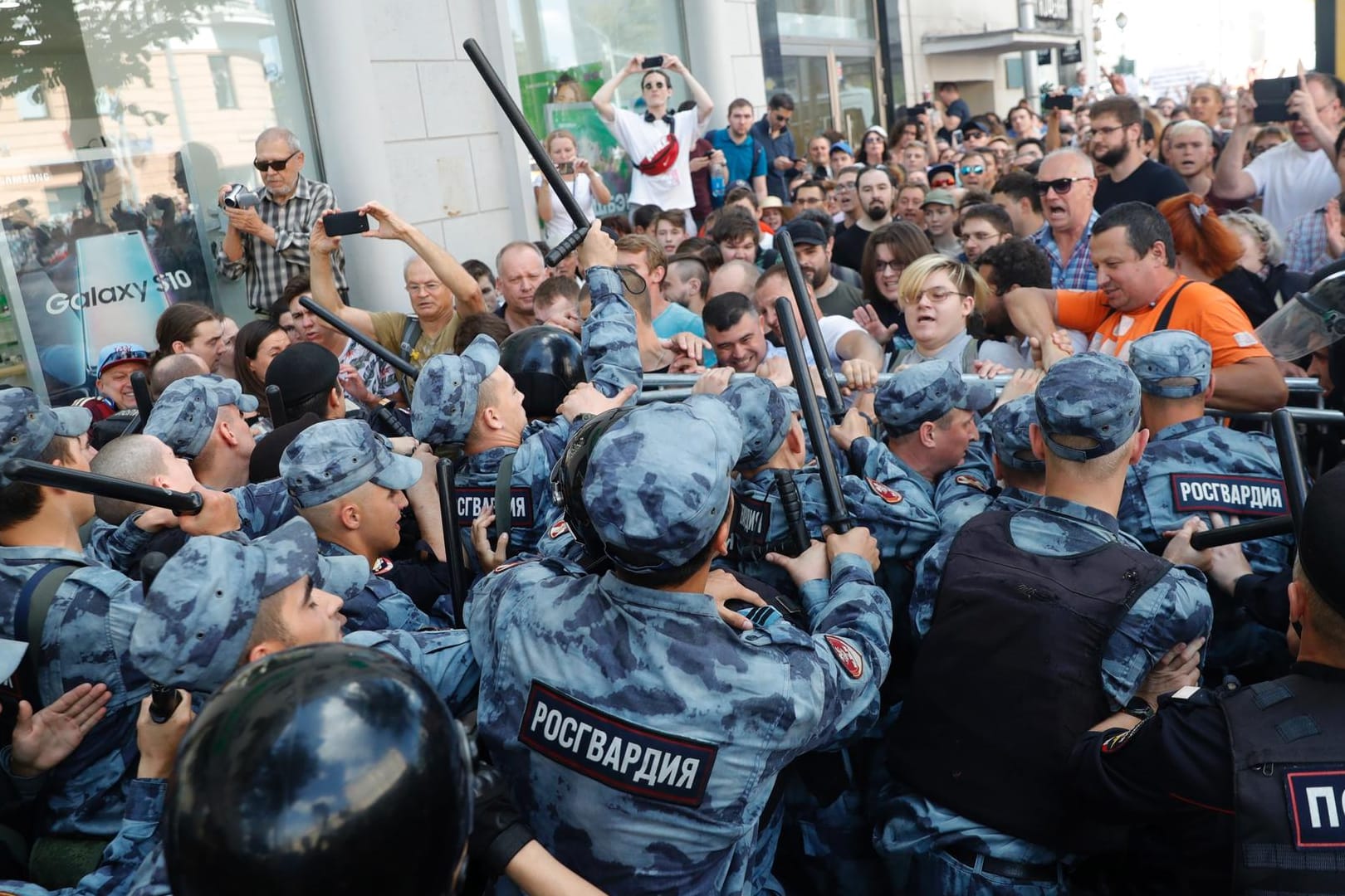 Demonstranten geraten mit der Polizei aneinander: Noch ist unklar, wie viele Demonstranten die Polizei festnahm – die Angaben gehen auseinander.