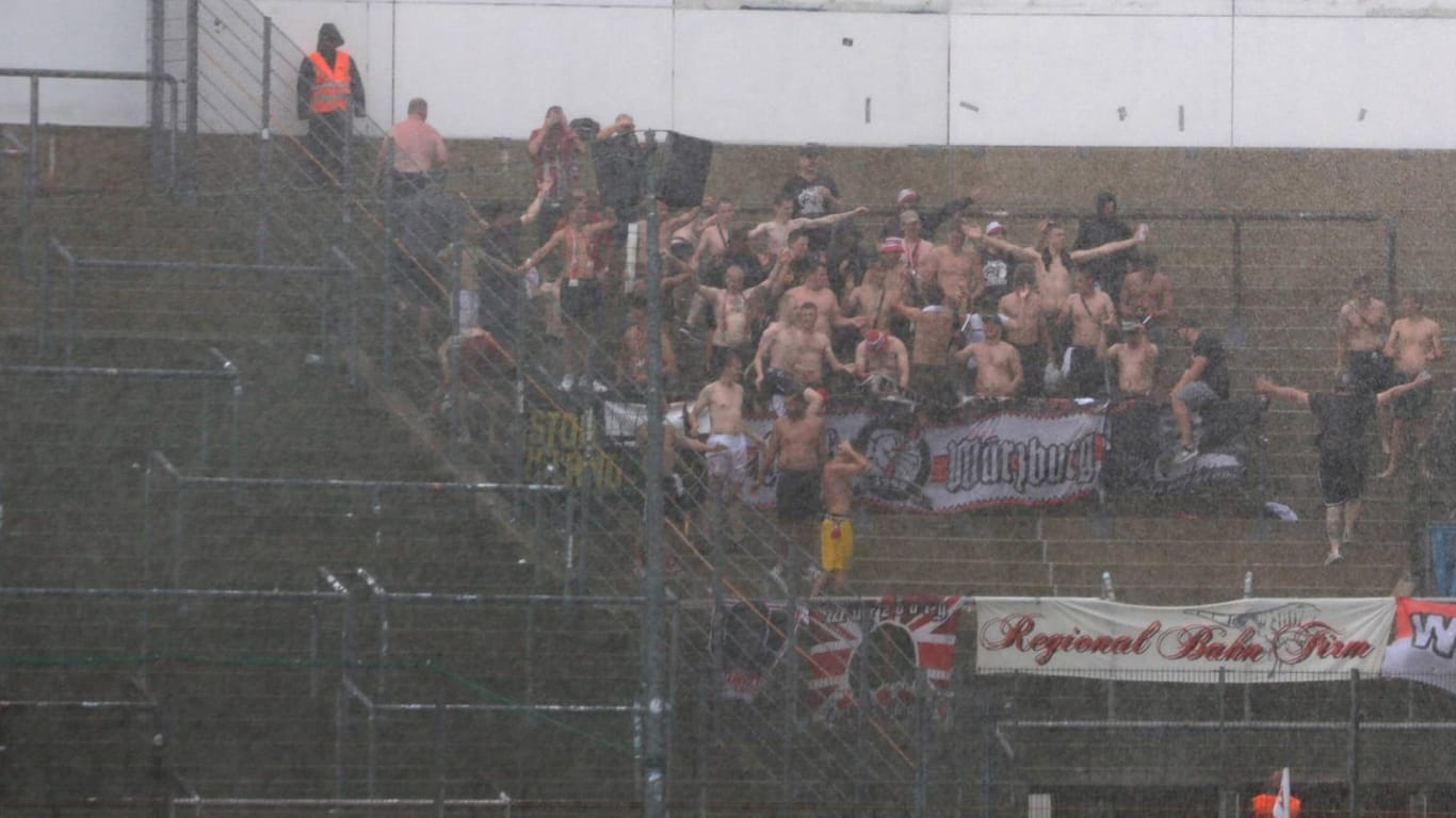 Die Würzburg-Fans trotzen heftigen Regenschauern.