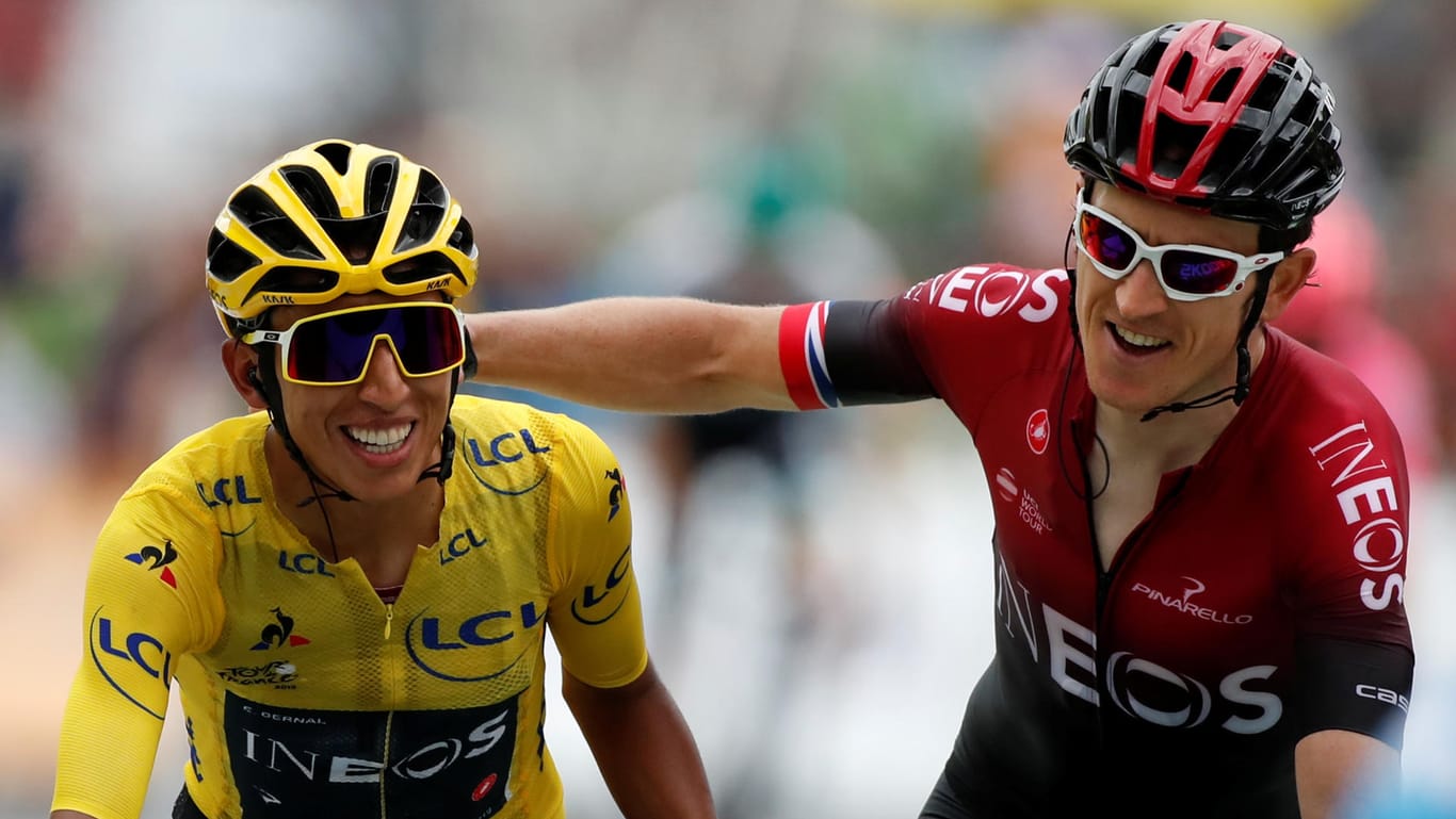 Egan Bernal (links) wird von seinem Teamkollegen Geraint Thomas beglückwünscht.