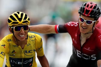 Egan Bernal (links) wird von seinem Teamkollegen Geraint Thomas beglückwünscht.