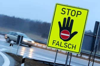 Ein Schild warnt Geisterfahrer vor der falschen Auffahrt: Bei dem Unglück starb die Beifahrerin des Unfallfahrers noch vor Ort. (Symbolbild)