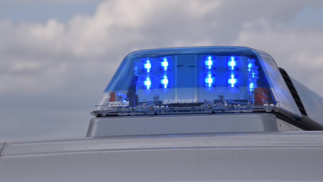 Blaulicht an einem Polizeiwagen: Die Polizei hatte die Fahndung am Freitag herausgegeben. (Symbolbild)