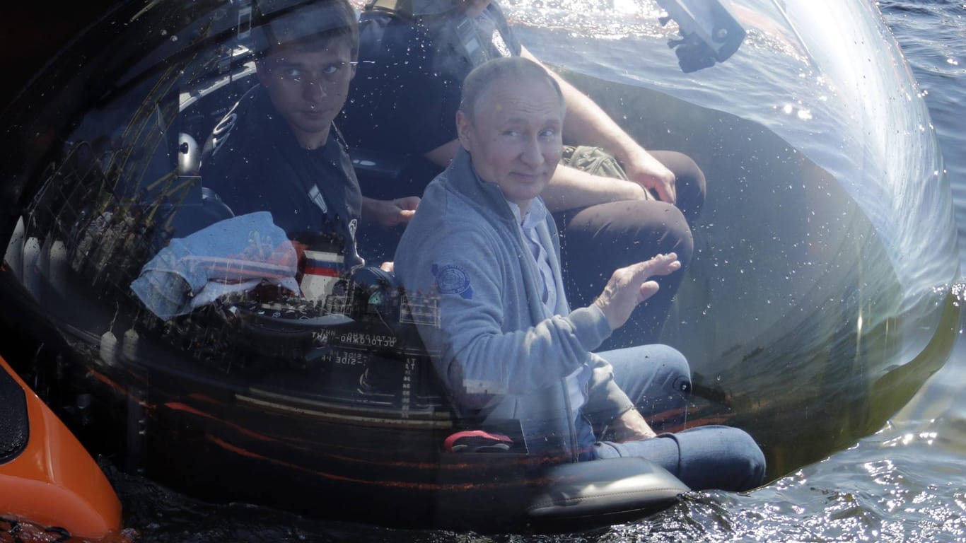Wladimir Putin taucht mit einem Forschungs-U-Boot zu einem im Zweiten Weltkrieg gesunkenem U-Boot.