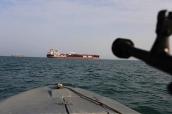 Ein iranisches Schnellboot zielt einen britischen Tanker: Der frühere Grünen-Vorsitzende Trittin hält einen deutschen Einsatz hingegen für wenig sinnvoll. (Archivbild)