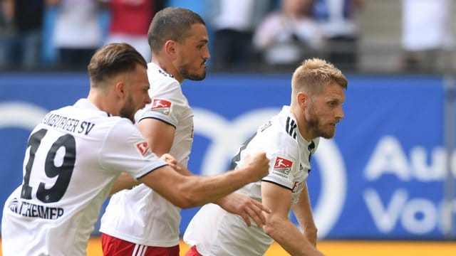 Mit einem späten Treffer sicherte Aaron Hunt (r) dem HSV noch einen Punkt. Mit einem späten Treffer sicherte Aaron Hunt (r) dem HSV noch einen Punkt.