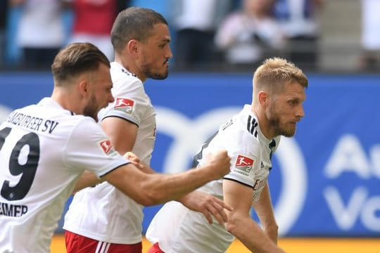 Mit einem späten Treffer sicherte Aaron Hunt (r) dem HSV noch einen Punkt.