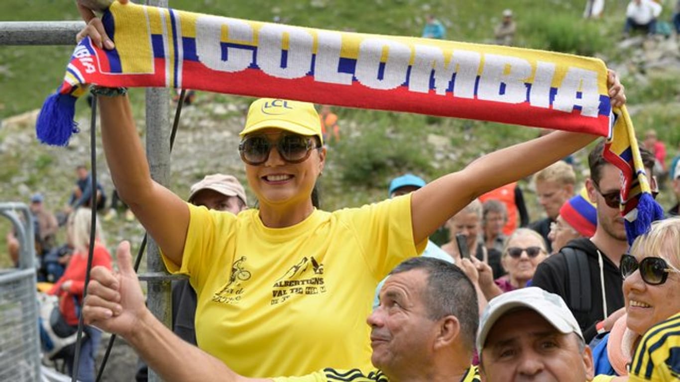 Fans aus Kolumbien stehen während der vorletzten Etappe an der Strecke.