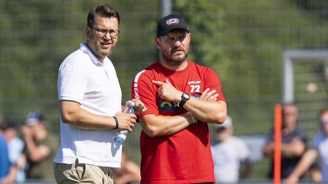 Paderborns Cheftrainer Steffen Baumgart (r) sah ein gutes Spiel seiner Mannschaft gegen Bilbao.