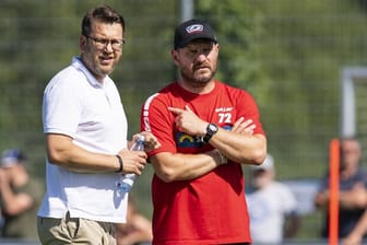 Paderborns Cheftrainer Steffen Baumgart (r) sah ein gutes Spiel seiner Mannschaft gegen Bilbao.